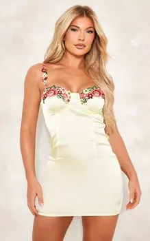 PrettyLittleThing Атласное платье прямого кроя с цветочной отделкой лимонного цвета и бретелями