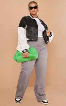 PrettyLittleThing Атласный укороченный университетский бомбер плюс с черной полоской и контрастными рукавами