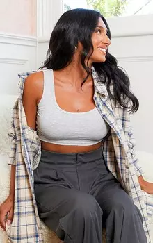 PrettyLittleThing Базовый укороченный топ из смеси хлопка серого мелового цвета с круглым вырезом