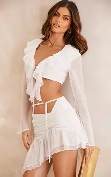 PrettyLittleThing Белая блузка из фактурного шифона с рюшами и завязкой спереди