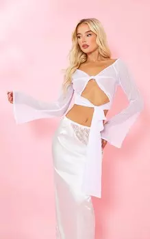 PrettyLittleThing Белая рубашка из фактурного шифона в полоску с завязкой на талии и расклешенными рукавами спереди