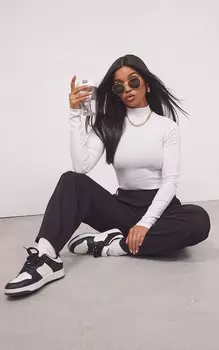 PrettyLittleThing Белое боди в рубчик с высоким воротником и длинными рукавами