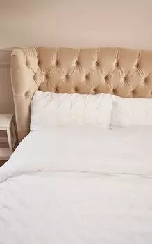 PrettyLittleThing Белое двойное пуховое одеяло из воздушной хлопчатобумажной ткани большого размера