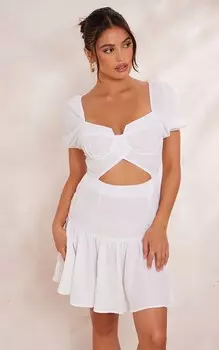 PrettyLittleThing Белое платье прямого кроя на косточках с вырезом и оборкой