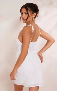 PrettyLittleThing Белое платье прямого кроя с глубоким вырезом и мягкой текстурой на шнуровке с цветочным принтом