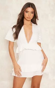 PrettyLittleThing Белое платье прямого кроя с многоярусной юбкой с короткими рукавами