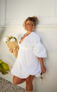 PrettyLittleThing Белое платье прямого кроя с пышными рукавами и пышным подолом