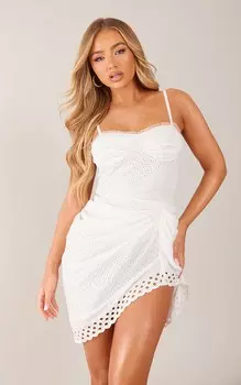 PrettyLittleThing Белое платье прямого кроя с узлом и драпировкой Broderie