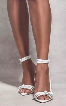 PrettyLittleThing Белые босоножки на каблуке с пряжкой под крокодила