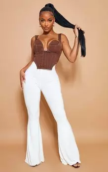 PrettyLittleThing Белые обтягивающие расклешенные брюки Shape