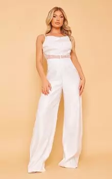 PrettyLittleThing Белый атласный комбинезон с кружевными вставками и бретелями