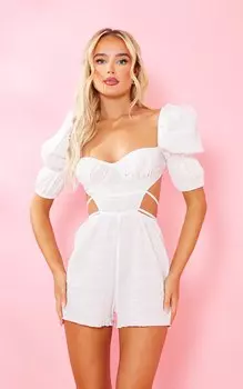 PrettyLittleThing Белый комбинезон с бахромой и чашками с пышными рукавами