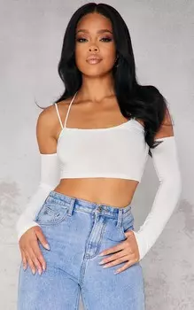 PrettyLittleThing Белый обтягивающий укороченный топ с открытыми плечами и бретельками на бретельках со сборками