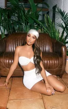 PrettyLittleThing Белый текстурированный топ-бандо с закрученной тканью