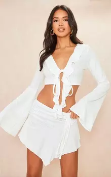 PrettyLittleThing Белый текстурированный укороченный топ с рюшами в рубчик спереди