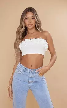 PrettyLittleThing Белый топ-бандо из крепа Scuba с цветочным узором