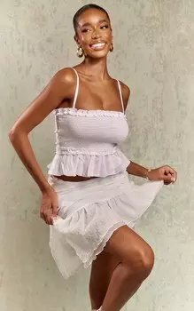PrettyLittleThing Белый укороченный топ на бретелях с гофрированной оборкой