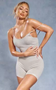 PrettyLittleThing Бесшовный мини-комбинезон для спортзала с овсянкой и кислотой в рубчик