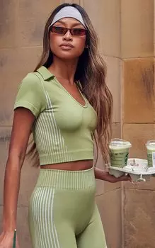 PrettyLittleThing Бесшовный укороченный спортивный топ цвета хаки с контрастным воротником в рубчик