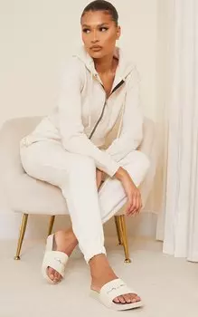 PrettyLittleThing Бежевые шлепанцы с надписью