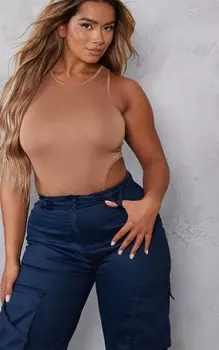 PrettyLittleThing Боди без рукавов из джерси с круглым вырезом Shape Camel