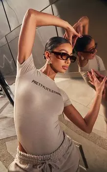PrettyLittleThing Боди мокко с короткими рукавами и логотипом