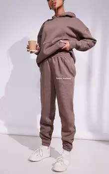 PrettyLittleThing Большие джоггеры с пышным принтом Premium Coffee Sports Academy