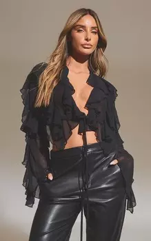 PrettyLittleThing Черная блузка с расклешенными рукавами и оборками спереди