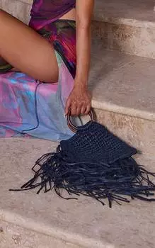 PrettyLittleThing Черная пляжная сумка с кисточкой и деревянной ручкой