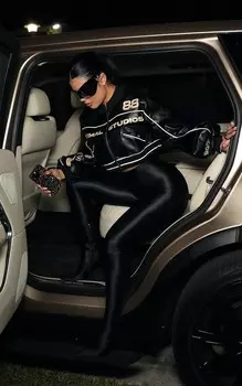 PrettyLittleThing Черная супер укороченная куртка-борцовка из искусственного меха Petite