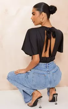 PrettyLittleThing Черное атласное плиссированное боди с открытыми завязками на спине и крыльями летучей мыши