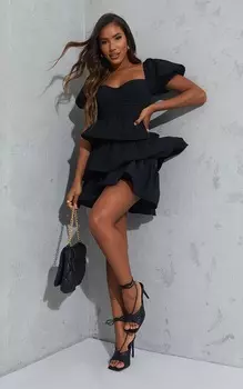 PrettyLittleThing Черное платье с плиссированной юбкой и чашками с жатой отделкой