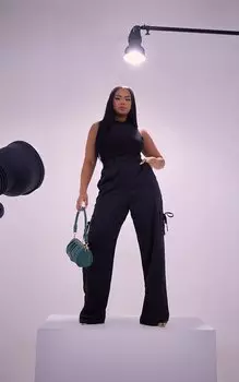 PrettyLittleThing Черные атласные прямые брюки карго Plus