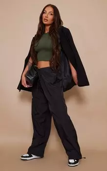 PrettyLittleThing Черные легкие брюки с карманом для парашюта Toggle Cargo's