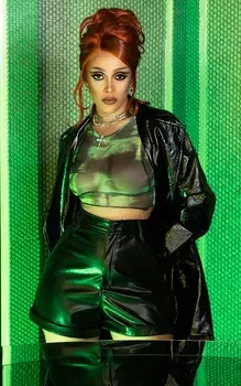 PrettyLittleThing Черные шорты из искусственной кожи с отворотом