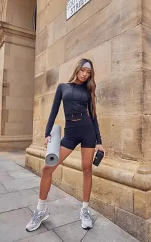 PrettyLittleThing Черные спортивные шорты с завышенной талией Sculpt Cross Front