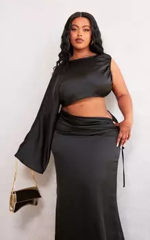 PrettyLittleThing Черный атласный укороченный топ на одно плечо Plus