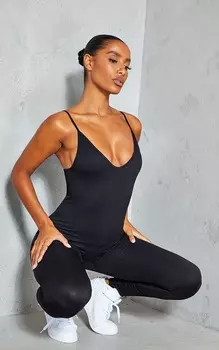 PrettyLittleThing Черный структурированный комбинезон в рубчик с глубоким вырезом и бретелями