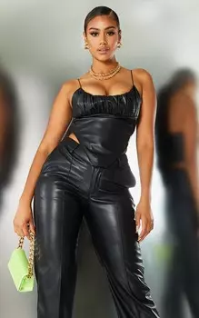 PrettyLittleThing Черный топ из искусственной кожи со сборками и бюстом с изогнутым подолом