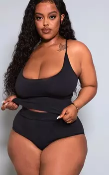 PrettyLittleThing Черный удлиненный бесшовный бюстгальтер в рубчик Plus