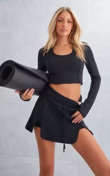 PrettyLittleThing Черный укороченный топ для спортзала со скульптурными вырезами и мягкой подкладкой