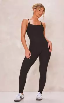 PrettyLittleThing Черный вязаный комбинезон в рубчик на бретелях