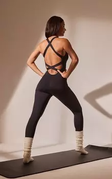 PrettyLittleThing Длинный комбинезон без рукавов черного цвета с перекрестной спинкой и длинными рукавами
