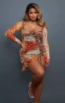 PrettyLittleThing Форма Оранжевый вихревой принт Сетчатое платье с длинными рукавами и рюшами по краю с оборками по бокам Облегающее платье