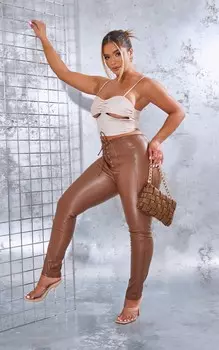 PrettyLittleThing Форма Шоколадно-коричневые брюки с прямыми штанинами из искусственной кожи на шнуровке