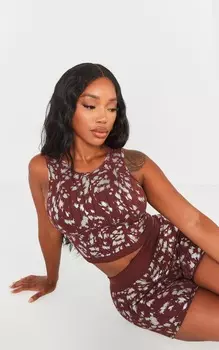 PrettyLittleThing Форма Шоколадно-коричневый укороченный топ в рубчик с принтом и структурированным контуром-борцовкой