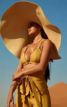 PrettyLittleThing Горчичный бюстгальтер с треугольными чашечками и завязками на спине