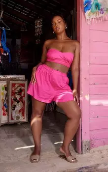 PrettyLittleThing Индивидуальные шорты цвета фуксии Plus с льняным эффектом