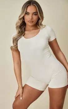 PrettyLittleThing Комбинезон цвета экрю со структурированным контуром в рубчик с овальным вырезом и короткими рукавами