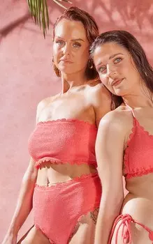 PrettyLittleThing Коралловый бикини-топ бандо с жатым краем и фестонами